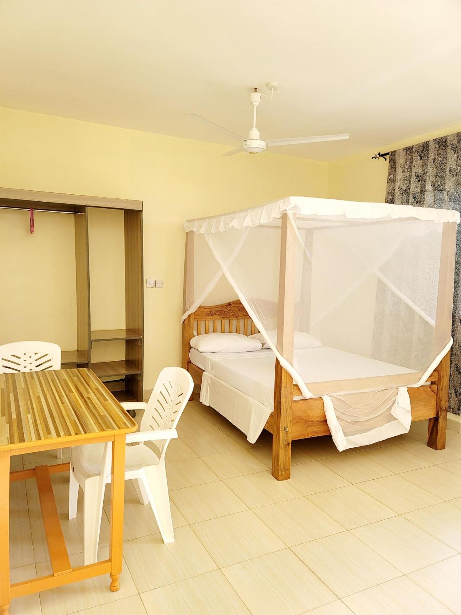 Casuarina Lounge Hotel Malindi Exterior photo